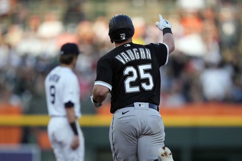 Andrew Vaughn, de los Medias Blancas de Chicago, recorre las bases luego de conectar un jonrón de dos carreras el viernes 26 de mayo de 2023, en el juego ante los Tigres de Detroit (AP foto/Carlos Osorio)