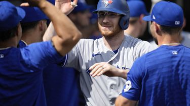 Danny Jansen de los Azulejos de Toronto celebra tras batear un jonrón ante los Tigres de Detroit, el domingo 9 de julio de 2023. (AP Foto/Paul Sancya)