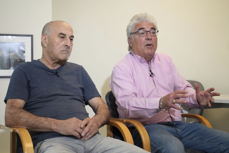 Yunice Abbas, a la izquierda, uno de los hombres acusados del robo a mano armada en 2016 de Kim Kardashian y Thierry Niemen, coautor del libro Jai séquestré Kim Kardashian, en una entrevista con The Associated Press, el martes 22 de abril de 2025 en París. (Foto AP/Thibault Camus)