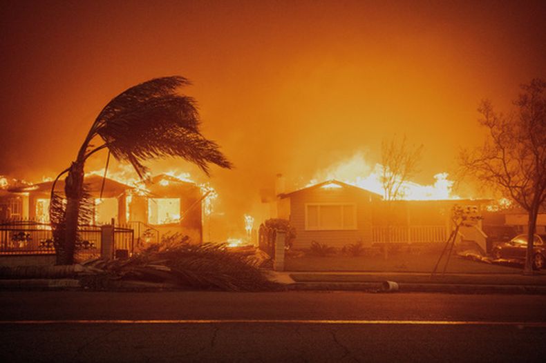 El incendio Eaton en Altadena, California, el 8 de enero del 2025. (AP foto/Ethan Swope)