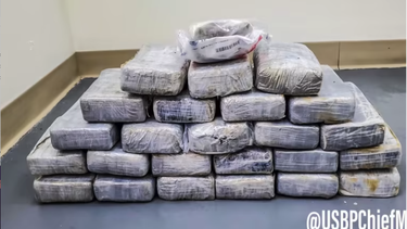 hombre encuentra flotando en los cayos de la florida cerca de $1 millon en cocaina