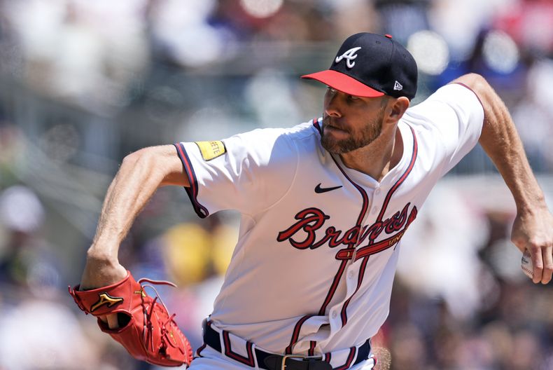 El lanzador abridor de los Bravos de Atlanta, Chris Sale, lanza en la primera entrada de un juego de béisbol contra los Diamondbacks de Arizona, el domingo 7 de abril de 2024, en Atlanta. (AP Foto/John Bazemore)