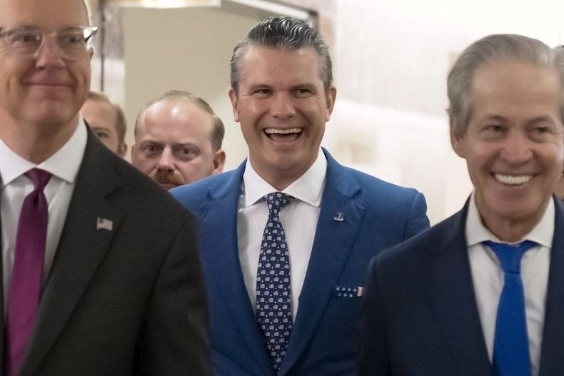 Pete Hegseth, el elegido por el presidente electo Donald Trump para ser secretario de Defensa, llega a una reunión con la senadora Susan Collins, republicana por Maine, en el Capitolio, el miércoles 11 de diciembre de 2024, en Washington. (AP foto/Mark Schiefelbein)