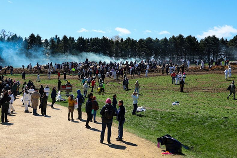 Activistas intentan entrar en la instalación de cría e investigación de beagles de Ridglan Farms el sábado 18 de abril de 2026, en Blue Mounds, Wisconsin. (Owen Ziliak/Wisconsin State Journal vía AP)