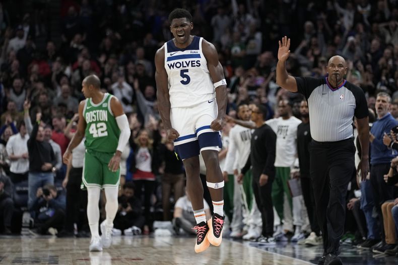 Anthony Edwards (5), de los Timberwolves de Minnesota, celebra después de embocar un tiro durante el tiempo extra del juego de baloncesto de la NBA en contra de los Celtics de Boston, el lunes 6 de noviembre de 2023, en Minneapolis. (AP Foto/Abbie Parr)