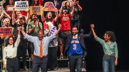 Los candidatos congresionales demócratas Claire Valdez, Brad Lander y Darializa Avila Chevalier en el podio con el alcalde la ciudad de Nueva York Zohran Mamdani en el vecindario de Brooklyn de esa ciudad, el 18 de junio del 2026. (AP foto/Ryan Murphy)