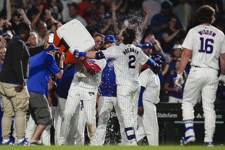 Nico Hoerner, de los Cachorros de Chicago, festeja tras conectar un sencillo que significó el triunfo sobre los Bravos de Atlanta, el martes 21 de mayo de 2024 (AP Foto/Erin Hooley)