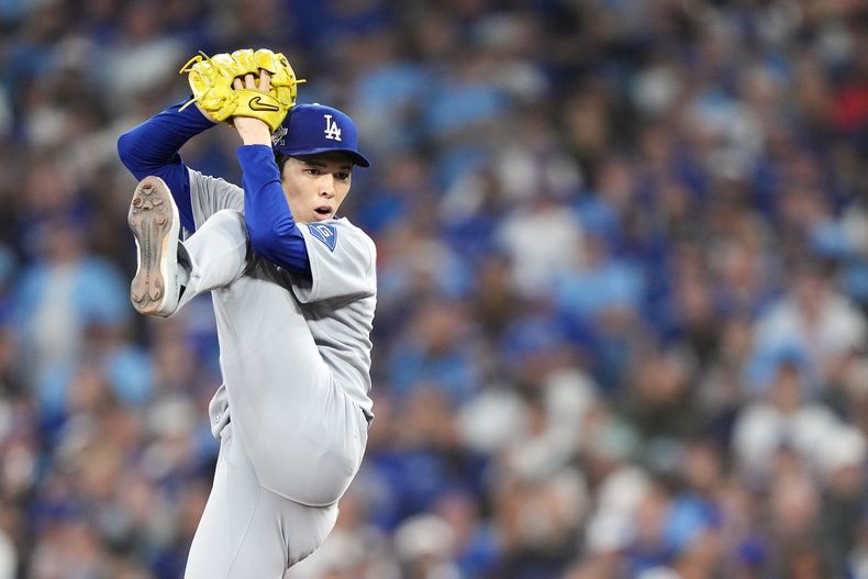 El japonés Roki Sasaki, de los Dodgers de Los Ángeles, hace un lanzamiento en el sexto juego de la Serie Mundial ante los Azulejos de Toronto, el viernes 31 de octubre de 2025 (Nathan Denette/The Canadian Press via AP)