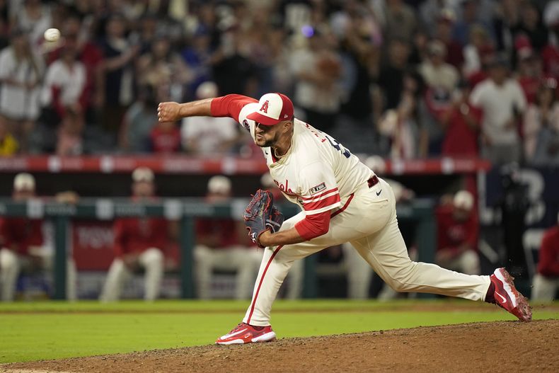 El lanzador relevista de los Angelinos de Los Ángeles, Carlos Estévez, lanza al plato durante la novena entrada contra los Marineros de Seattle, el sábado 13 de julio de 2024, en Anaheim, California (AP Foto/Mark J. Terrill)