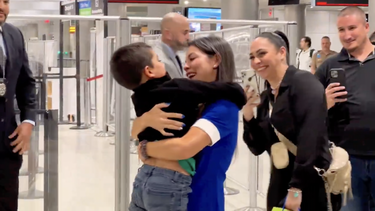 madre de miami finalmente se reencuentra con su hijo tras ser secuestrado por su padre