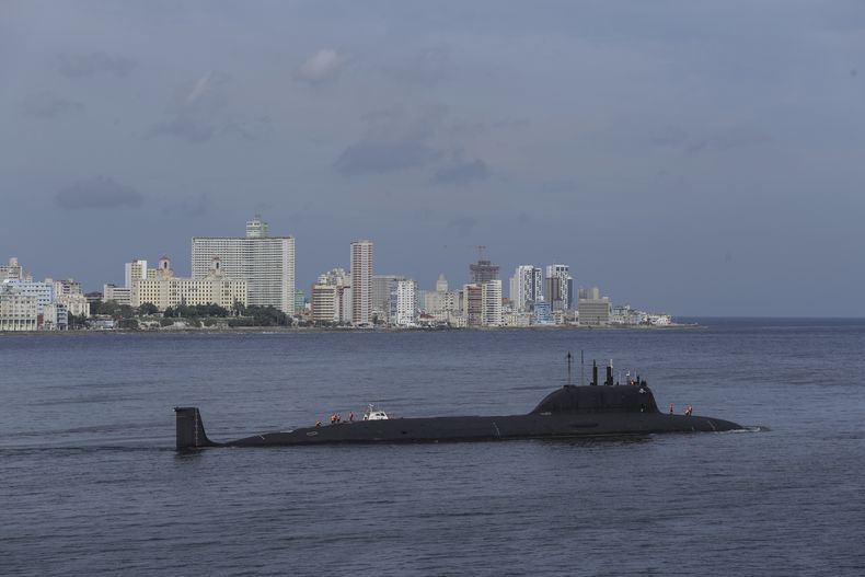 El submarino ruso de propulsión nuclear Kazán sale del puerto de La Habana, Cuba, el lunes 17 de junio de 2024. (AP Foto/Ariel Ley)