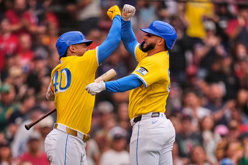 Wilyer Abreu, de los Medias Rojas de Boston (derecha), es felicitado por Willson Contreras tras conectar un jonrón solitario en la tercera entrada de un partido de béisbol contra los Rays de Tampa Bay, el sábado 18 de julio de 2026, en Boston. (Foto AP/Charles Krupa)