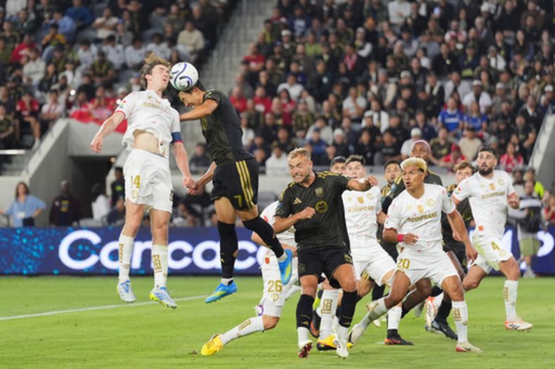 El delantero del LAFC, Son Heung-Min (7), y el centrocampista del Toluca, Marcel Ruiz (14), saltan para disputar un balón aéreo durante la segunda mitad del partido de ida de la semifinal de la Copa de Campeones de la CONCACAF, disputado el miércoles 29 de abril de 2026 en Los Ángeles. (Foto AP/Jae C. Hong)