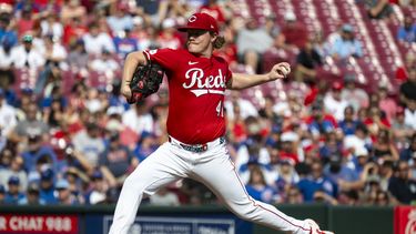 El lanzador de los Rojos de Cincinnati, Andrew Abbott, lanza durante la tercera entrada de un juego de béisbol contra los Cachorros de Chicago, el domingo 21 de septiembre de 2025, en Cincinnati. (AP Photo/Michael Swensen)