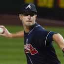 Bravos ganan 2-1 a Piratas y se acercan a los Mets en la LN
