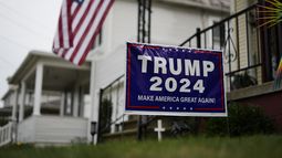 Un cartel de apoyo al candidato presidencial republicano, el expresidente Donald Trump, está colocado en el patio de Jim Hulings, presidente del Comité Republicano del condado de Butler, en Zelienople, el jueves 26 de septiembre de 2024. (AP Foto/Matt Rourke)