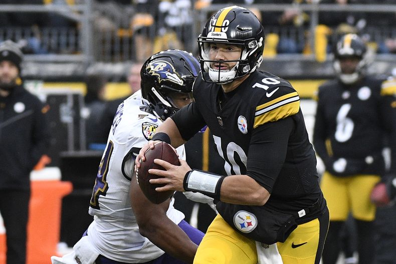 El quarterback de los Steelers de Pittsburgh Mitch Trubisky busca un receptor ante la presión del linebacker de los Ravens de Baltimore Tyus Bowser, en la segunda mitad del partido del domingo 11 de diciembre de 2022, en Pittsburgh. (AP Foto/Don Wright, Archivo)