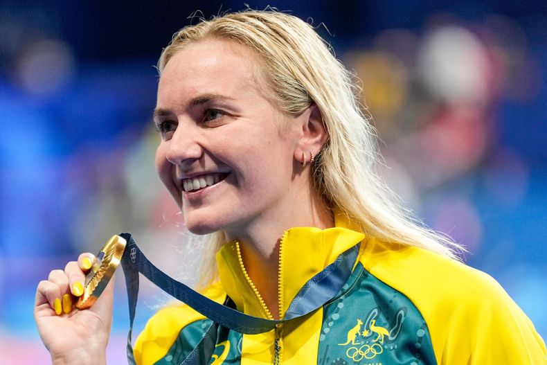 ARCHIVO - Ariarne Titmus, de Australia, posa con su medalla de oro después de ganar los 400 metros estilo libre en los Juegos Olímpicos de 2024, en sábado 27 de julio de 2024, en Nanterre, Francia. (AP Foto/Ashley Landis, Archivo)