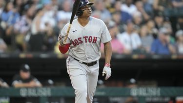 Rafael Devers, de Medias Rojas de Boston, lanza el bate mientras observa su cuadrangular de dos carreras frente al abridor de Medias Blancas de Chicago, Lucas Giolito, durante la cuarta entrada del juego de béisbol, el viernes 23 de junio de 2023, en Chicago. (AP Foto/Charles Rex Arbogast)