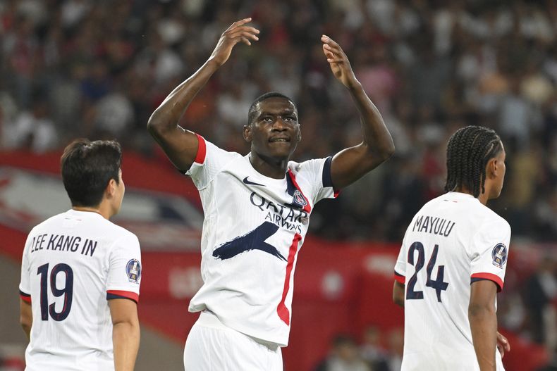 ARCHIVO - Randal Kolo Muani celebra tras anotar el tercer gol del Paris Saint-Germain durante el partido contra Lille en la liga francesa, el 1 de septiembre de 2024. (AP Foto/Mathieu Mirville)