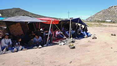 Un grupo de personas esperan a ser procesadas después de cruzar la frontera entre México y Estados Unidos para solicitar asilo, el miércoles 17 de abril de 2024, cerca de Jacumba, California. (AP Foto/Gregory Bull)