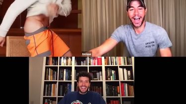 en videollamada con enrique iglesias: ricky martin se pelo las nalgas