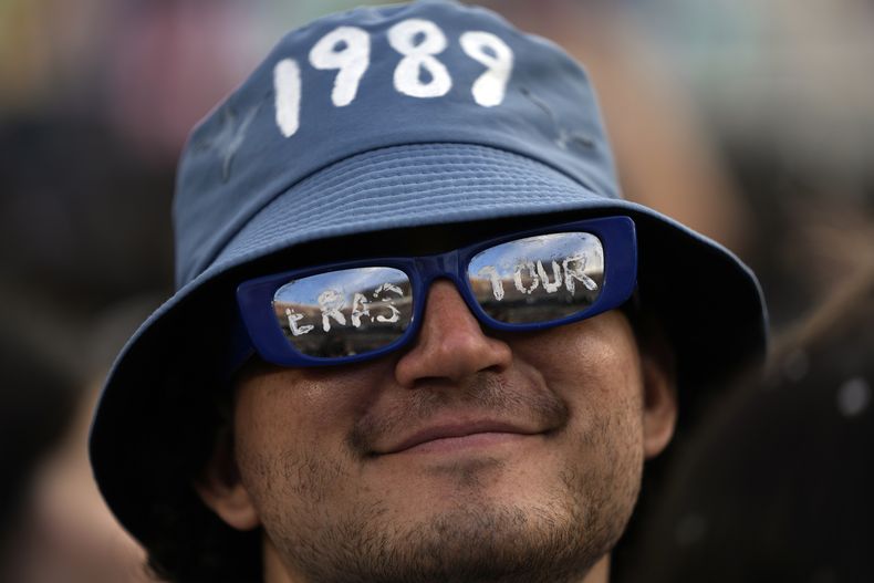 Un fan espera al comienzo del primer concierto de la gira Eras de Taylor Swift en el estadio Monumental en Buenos Aires, Argentina, el jueves 9 de noviembre de 2023. (Foto AP/Natacha Pisarenko)