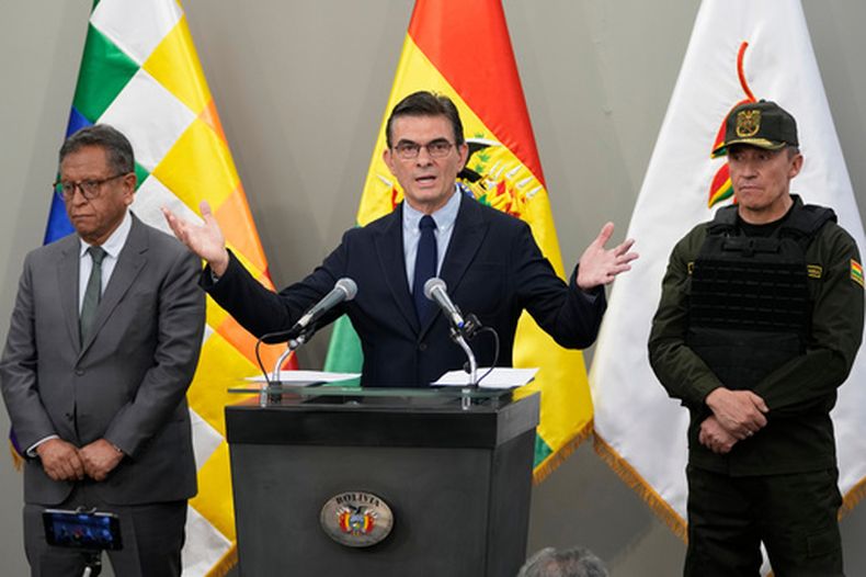 El presidente boliviano Rodrigo Paz, en el centro, habla sobre la captura de Sebastián Marset, acompañado por el ministro de Gobierno, Marco Antonio Oviedo, a la izquierda, y el comandante general de la Policía Nacional, Mirko Sokol, durante una conferencia de prensa en el palacio de gobierno en La Paz, Bolivia, el viernes 13 de marzo de 2026. (AP Foto/Juan Karita)