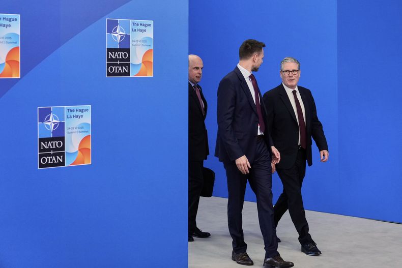 El primer ministro de Reino Unido, Keir Starmer (derecha), a su llegada a la cumbre de la OTAN en La Haya, Holanda, el 25 de junio de 2025. (AP Foto/Matthias Schrader)