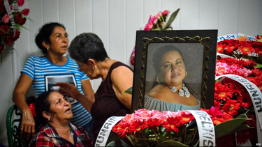 en holguin comienzan a enterrar a los fallecidos en desastre aereo