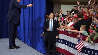 El presidente de EEUU, Donald Trump, llega a un mitin en la escuela secundaria Butler High School en Vandalia, Ohio, el sábado 3 de octubre de 2026. (AP Foto/Mark Schiefelbein)