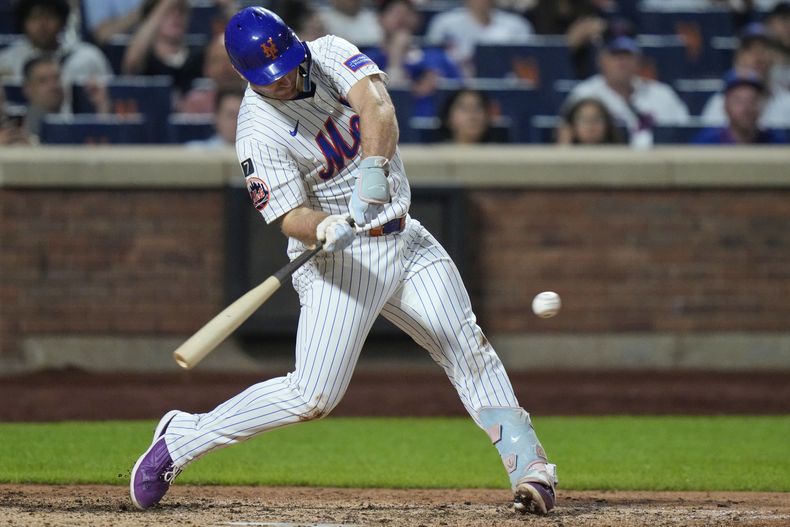 Pete Alonso de los Mets de Nueva York batea un doble remolcador en la sexta entrada ante los Cerveceros de Milwuakee el jueves 3 de julio del 2025. (AP Foto/Frank Franklin II)