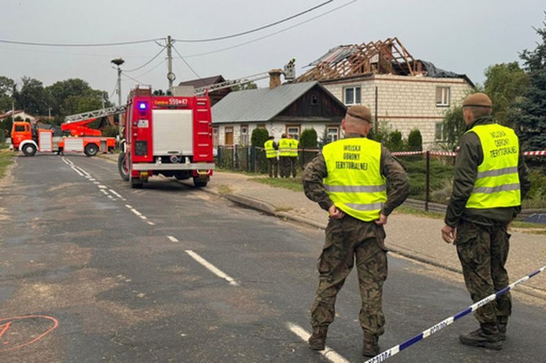 ARCHIVO - Bomberos y personal de defensa se ven cerca de una casa con el tejado destruido después de que drones rusos violaran el espacio aéreo polaco durante un ataque a Ucrania, en Wyryki, cerca de Lublin, Polonia, el 11 de septiembre de 2025. (AP Foto/Rafal Niedzielski, Archivo)