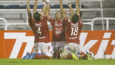 americateve | Los jugadores del Nacional de Paraguay celebran un gol anotado de penal por silvio Torales (centro), durante un partido de la Copa Libertadores ante V&eacute;lez Sarsfield, el martes 29 de abril de 2014 (AP Foto/V&iacute;ctor R. Caivano)