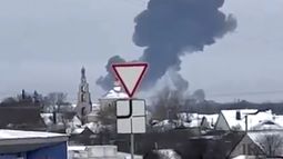 En esta imagen tomada de un video grabado por un testigo y verificado, una humareda se alza tras el choque de un avión en una zona residencial cerca de Yablonovo, laregión de Belgorod, el miércoles 23 de junio de 2024. Un avión militar ruso de transporte que llevaba a 65 prisioneros de guerra ucranianos, seis tripulantes y tres acompañantes se estrelló el miércoles por la mañana en la región rusa de Belgorod, cerca de Ucrania, según el Ministerio ruso de Defensa. (Video de un testigo verficado vía AP)