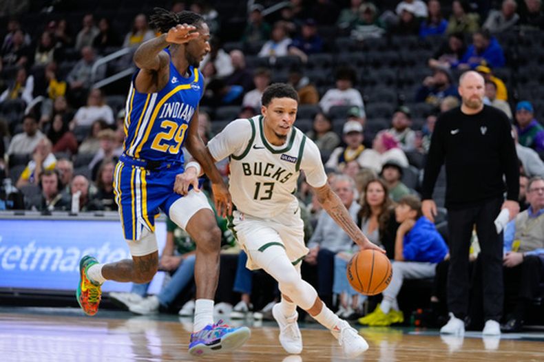 Ryan Rollins (13), de los Bucks de Milwaukee, lleva el balón frente a Quenton Jackson (29), de los Pacers de Indiana, durante la segunda mitad del juego de baloncesto de la NBA, el lunes 26 de octubre de 2026, en Milwaukee. (AP Foto/Kayla Wolf)