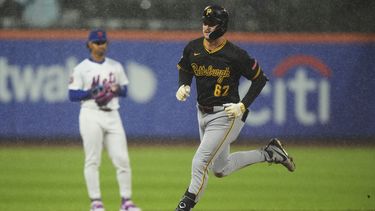 Matt Gorski (62), de los Piratas de Pittsburgh, corre las bases después de batear un jonrón durante la segunda entrada del juego de béisbol de Grandes Ligas frente a los Mets de Nueva York, el miércoles 14 de mayo de 2025, en Nueva York. (AP Foto/Frank Franklin II)