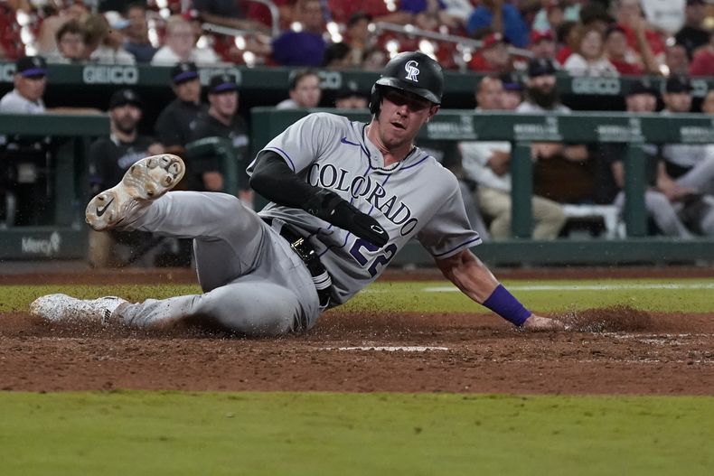 Nolan Jones, de los Rockies de Colorado, anota en el nuevo del viernes 4 de agosto de 2023, ante los Cardenales de San Luis (AP Foto/Jeff Roberson)