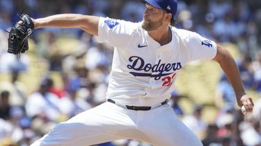 Clayton Kershaw, abridor de los Dodgers de Los Ángeles, hace un lanzamiento en el encuentro del jueves 25 de julio de 2024, frente a los Gigantes de San Francisco (AP Foto/Eric Thayer)
