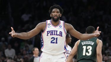 El camerunés Joel Embiid, de los 76ers de Filadelfia celebra luego de atinar un triple ante los Celtics de Boston en la semifinal de la Conferencia Este, el martes 9 de mayo de 2023 (AP Foto/Charles Krupa)