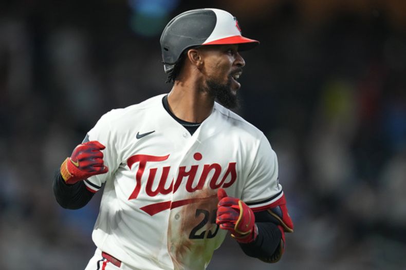Byron Buxton, de los Mellizos de Minnesota, recorre las bases después de batear un jonrón solitario en el duelo del martes 14 de abril de 2026 ante los Medias Rojas de Boston (AP Foto/Abbie Parr)