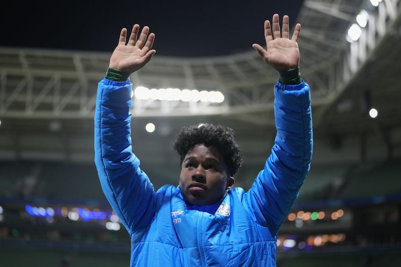 El futbolista brasileño Endrick se despide de los aficionados después de jugar su último partido con el Palmeiras en el estadio Allianz Parque de Sao Paulo, Brasil, el jueves 30 de mayo de 2024. (AP Foto/Andre Penner)