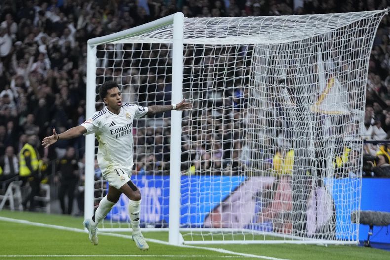 El brasileño Rodrygo, del Real Madrid, festeja su gol ante el Sevilla, en un encuentro disputado el domingo 22 de diciembre de 2024 (AP Foto/Bernat Armangue)