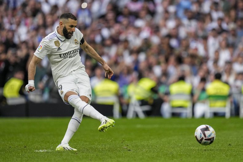 Karim Benzema del Real Madrid anota de penal contra el Athletic Bilbao en la Liga española, el domingo 4 de junio de 2023, en Madrid. (AP Foto/Bernat Armangue)