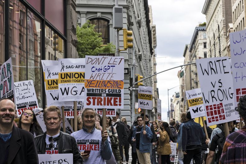 Miembros del Sindicato de Guionistas de Estados Unidos se manifiestan fuera de las oficinas de Netflix cerca de Union Square, el miércoles 3 de mayo de 2023 en Nueva York. (AP Photo/Stefan Jeremiah)
