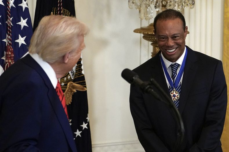 El presidente Donald Trump habla con Tiger Woods durante una recepción por el Mes de la Historia Negra en la Casa Blanca, el jueves 20 de febrero de 2025 (Pool via AP)