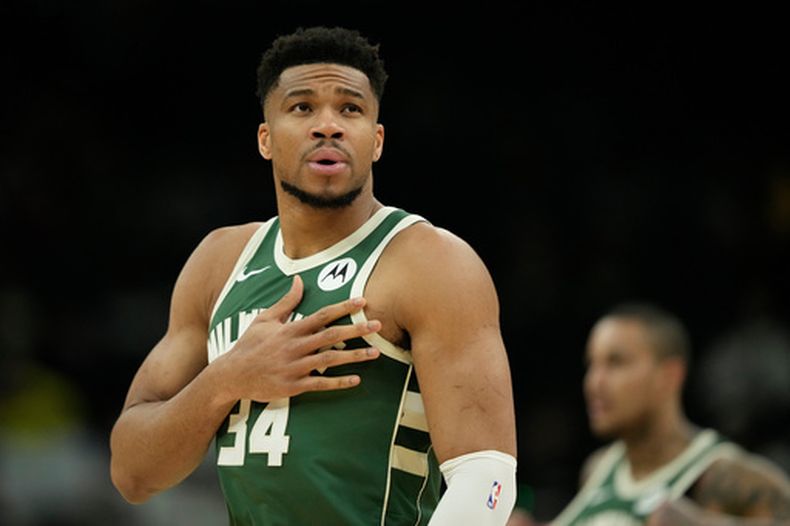 Giannis Antetokounmpo, de los Bucks de Milwaukee, observa antes de la primera mitad de un juego de baloncesto de la NBA contra el Jazz de Utah, el sábado 7 de marzo de 2026, en Milwaukee. (Foto AP/Aaron Gash)