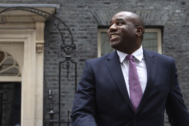 El nuevo ministro de Relaciones Exteriores del Reino Unido, David Lammy, sale de la residencia oficial en Downing Street, en Londres, el viernes 5 de julio de 2024. (AP Foto/Thomas Krych)