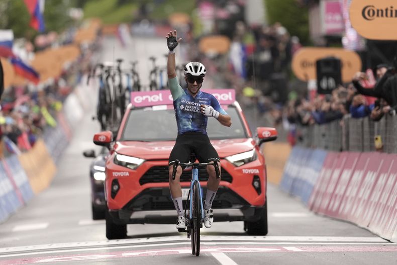 El italiano Andrea Vendrame celebra tras ganar la 19ma etapa del Giro entre Mortegliano y Sappada el viernes 24 de mayo del 2024. (Massimo Paolone/LaPresse via AP)