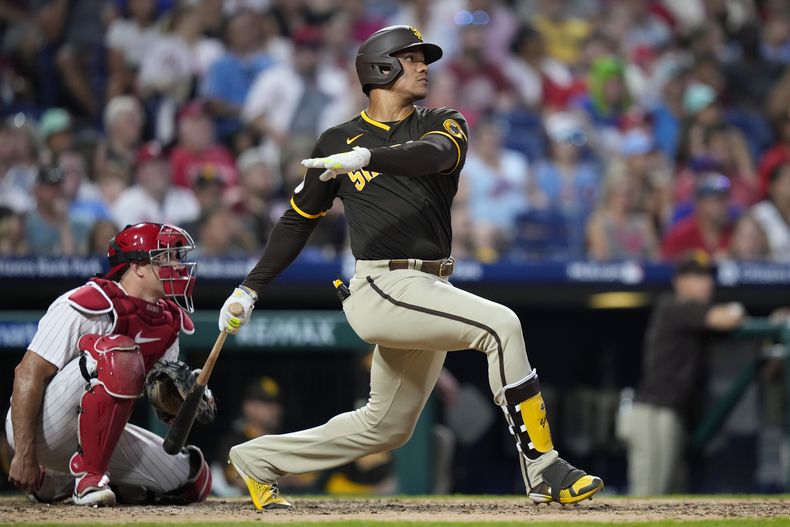 El dominicano Juan Soto, de los Padres de San Diego, batea un jonrón de dos carreras ante los Filis de Filadelfia, el viernes 14 de julio de 2023 (AP Foto/Matt Slocum)